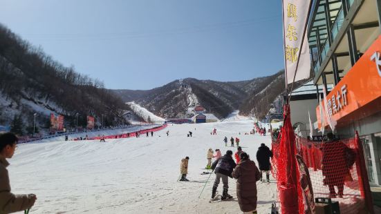 滑雪场挺大的，滑道也较规范，小孩喜欢玩。就是性价比不高，春节
