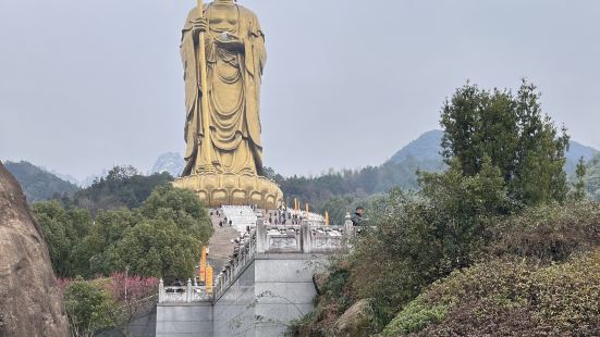 大愿菩萨这里是一大片开阔的广场，几进如凡尔赛宫的设计，不坐电