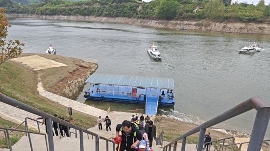 风景很美，空气好，但是去景区，工作人员很不耐烦，还发生一些不