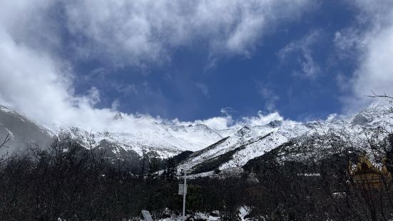 5A級景區海螺溝冰川值得一看，景區管理有序，遊客不多，不用體