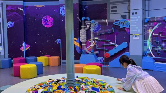 孩子很喜欢三丽鸥主题的酒店，这个游乐园有好几层，每层玩挺久的