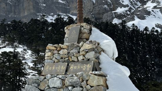 香巴拉佛塔一定要去雪山风景太美了，沿途坐观光大巴的风景很赞的