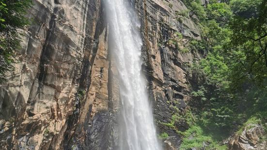 九龙大峡谷比较陡峭，瀑布众多，建议走到谷底后索道返回。上玉皇