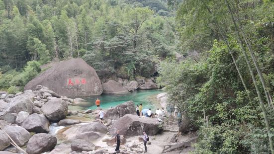 水很清澈，非常干净！很适合来这里泡一泡，游泳。山底到山顶其实