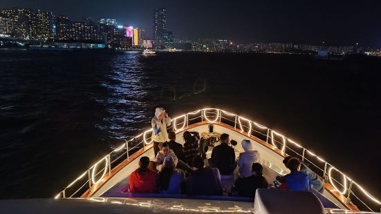 夜游维多利亚港感受香港的繁华，灯光秀漂亮，如果再多一点灯多一