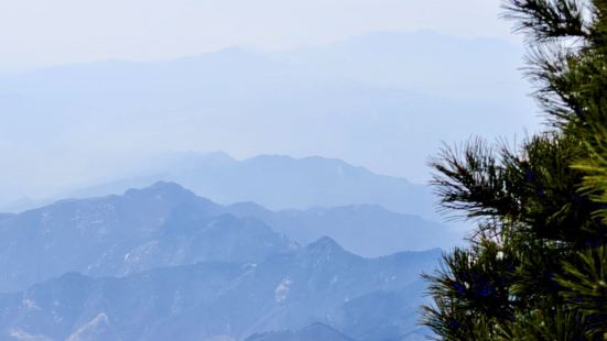 三月中旬靜怡的白石山，植被含苞待放，瑞雪潛藏山間，期待美景的