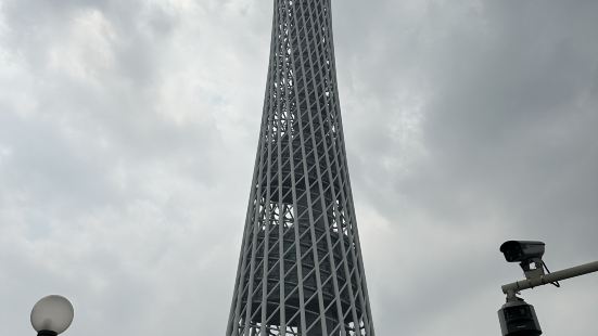 当我站在广州塔的脚下，抬头仰望这座巍峨耸立的建筑时，我被它的