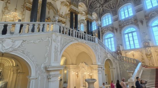冬宮裡彼得堡市區很近 後邊就是滴血大教堂 也很壯觀 冬天來這