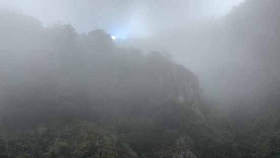 去漾濞县石门关看苍山后山高差300多米的悬崖绝壁和峡谷，去时