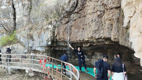 易水湖位於易縣城西南25公里處，距北京150公里，距雄安新區