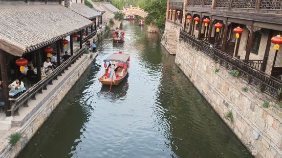 夜景很美，人山人海。上有天堂，下有苏杭，都不及台儿庄的灯火辉