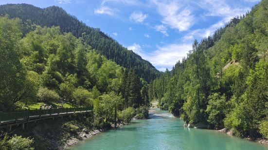 景色还可以，这里自然风光奇特，以山雄、石奇、水丽、林秀著称，