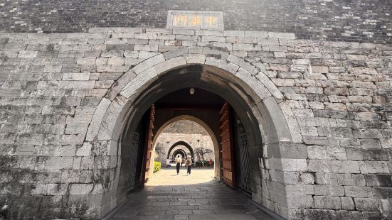 中华门是南京明城墙十三座明代京城城门之一，原名聚宝门，位于南