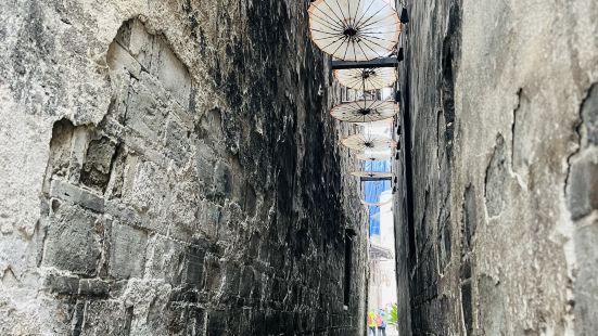 景區裏面還算有歷史悠久的建築 裏面住了很多當地居民 停車也方