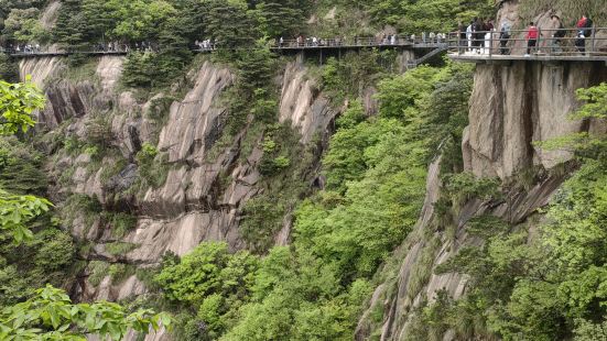 九华山来得人特别的多，这里有我们最喜爱的，有山有水，溪流很美