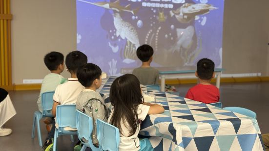 给小朋友报了带有讲座的套餐，大人孩子都可以获得新知识，美中不