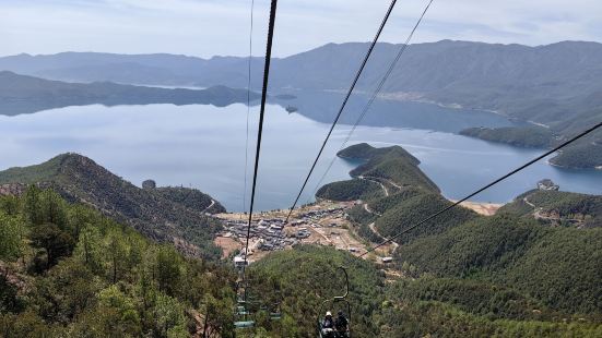 推薦，高海拔有纜車就坐。山上觀景平台可以看瀘沽湖全景。女神洞