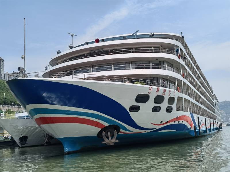Chinese Goddess No. 3 cruise ship on the Yangtze River