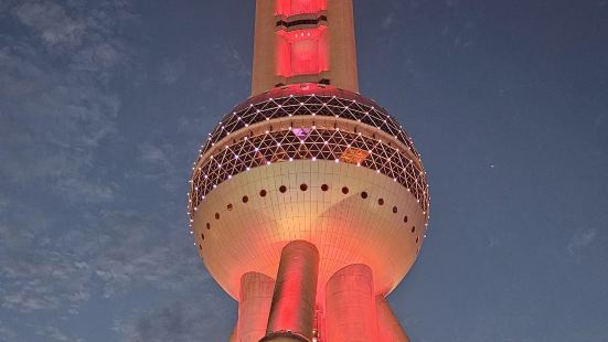 东方明珠值得上去打卡到此一游！我是7点以后登塔，买了快速登塔