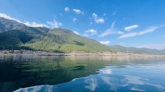 泸沽湖景色非常好，花开漂亮极了！推荐野生菌鸡汤火锅，石锅鱼！