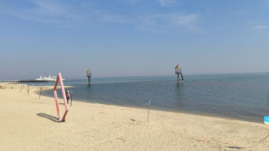 恒大海上威尼斯，海水是蓝的，沙子软软的。小孩子可以玩沙子，大
