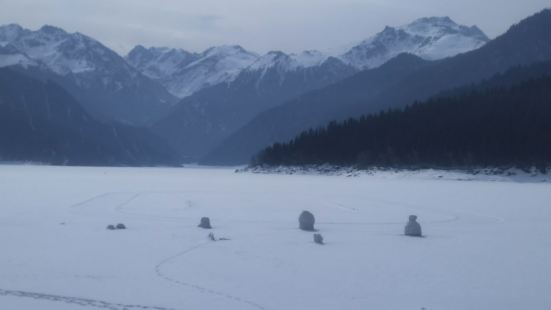 天山天池大峽谷景色不錯，可惜來遲了，不讓到冰上去玩，一路上導