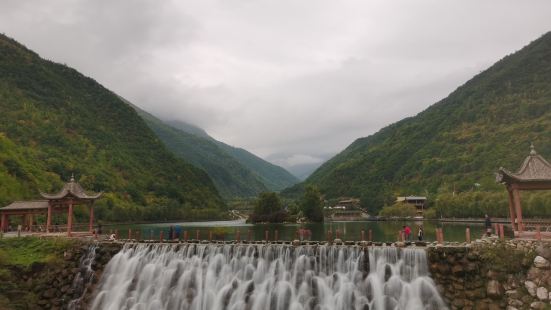 分为官珠沟和鹅嫚沟。我是先去的官珠沟，过了游客中心后基本全靠