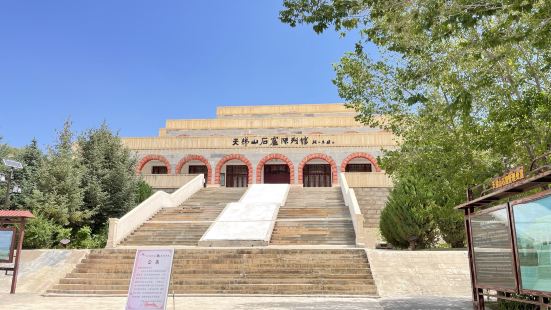 自駕到天梯山石窟售票處，有停車場，木棧道一直通到山頂，山不高