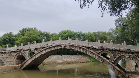 听当地人说这比赵州桥要好，就是名气不大而已，所以去看的这里就