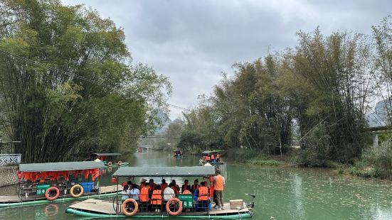 景區主要通過乘坐竹筏遊覽，下碼頭後會步行經過一個壯族博物園。