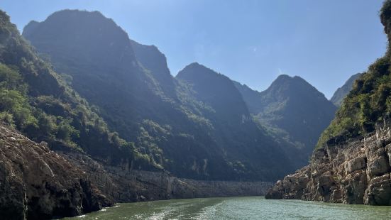 万峰湖在黔西南州兴义市，但景区不靠近市区，从市区过去还要大半