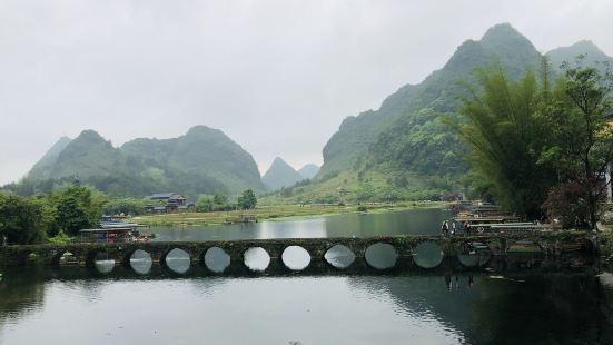 风景秀丽多姿，山清水秀，属于小家碧玉型的，有一百多年的古桥，