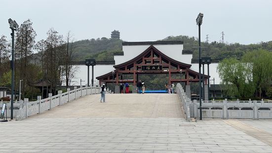 園區綠化有序，入園口遊客中心便捷，期待規劃動線的指引牌更加清