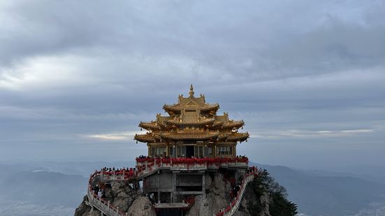 名气很大的景区，交通方便，设施完善，景点很干净，是对画廊很美