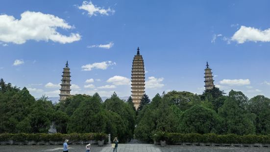 买了崇圣寺三塔旅游景区的门票既可以去三塔倒影公园游玩又可以去