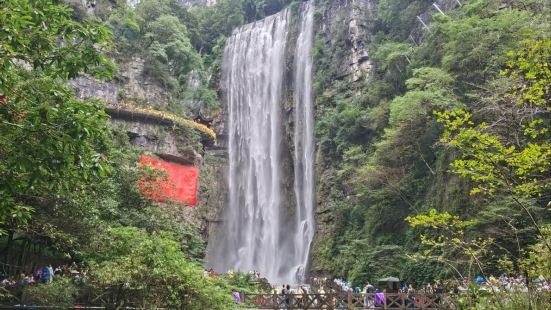 里面景色不错，住在附近的话早晚去散散步也是很好的去处。路上还