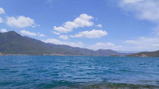 泸沽湖自然景观很美很美，那里湖水碧蓝，沿湖边顺时针方向游览，