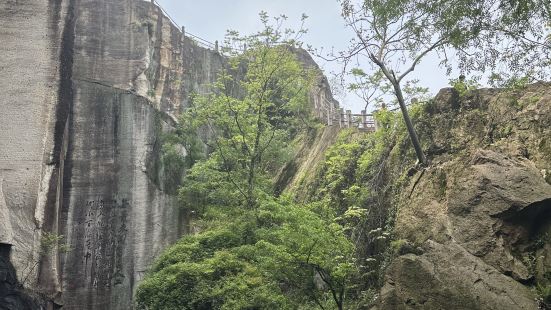 进门后走右边的山道，左边的步行道没啥意思，刚开始不知道 走的