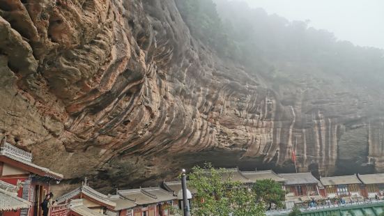 非常美的景色，雲霧繚繞，半山觀景，彷彿就在雲際間，寺廟壁畫據