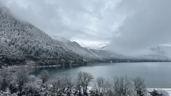 3月25日到了巴松措结巴村的晚上开始下大雪，原来以为什么景观