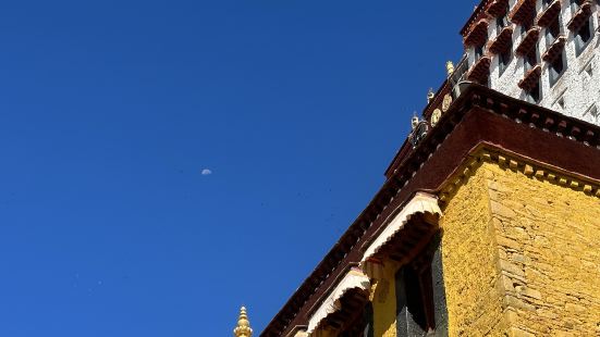 布達拉宮的建築風格融合了藏漢兩種元素，彰顯了民族團結和文化融
