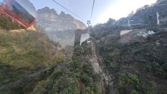 景區的纜車、電梯、棧道都很有特色，景色也很獨特，全程走完得有