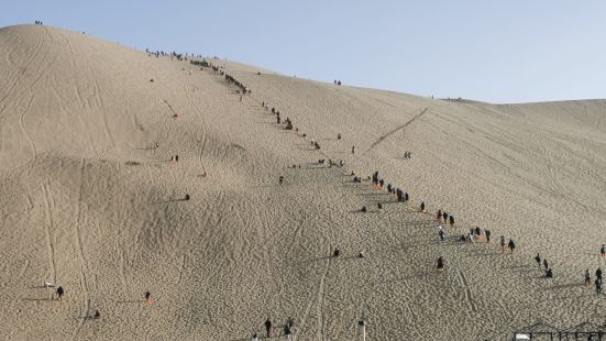 过年淡季来的，鸣沙山免费门票，但是记得还要预约门票的，没预约