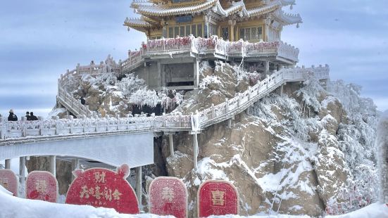 两月份来的，正好遇上大雪满山雾松，特别美。台阶上有积雪但不会