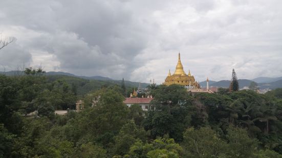 请了一个导游带着走，坐电瓶车听讲解，很惬意，不累。景区有卖沙