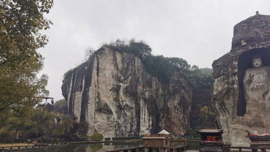 去的那天有下小雨，人不多但是能够体验到烟雨江南的风景，坐船也