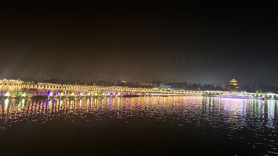 夜游嘉陵江别有一番风景，夜景非常美丽，遥看古城，太美了，很值