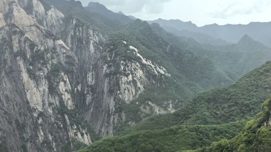 来西安一定要去爬一次华山，做上缆车瞬间开始头晕了 ，缆车时间