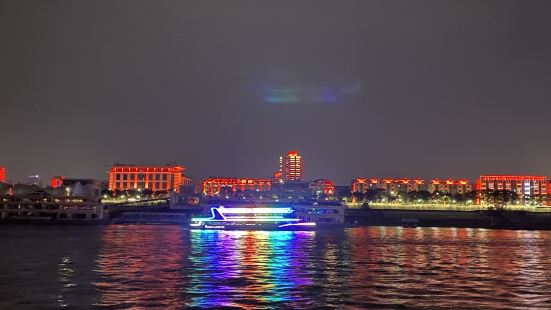 到武汉乘坐游轮，观看两岸夜晚的霓虹很值得一看，但船票感觉稍贵