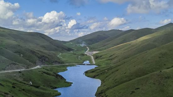 非常经典的高山草原风光，蓝天白云，绿草碧水，风景比较秀丽，小